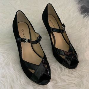 Anne Klein Black Maoutofsite Peep Toe Crisscross Heels in 7.5 M